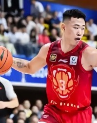 贺希宁32分救主！深圳季后赛首战击溃浙江，系列赛占先机